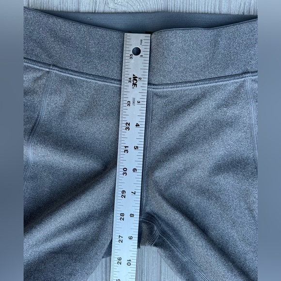 Under Armour Compression HeatGear Gray Capri Leggings Size Small - Picture 6 of 7